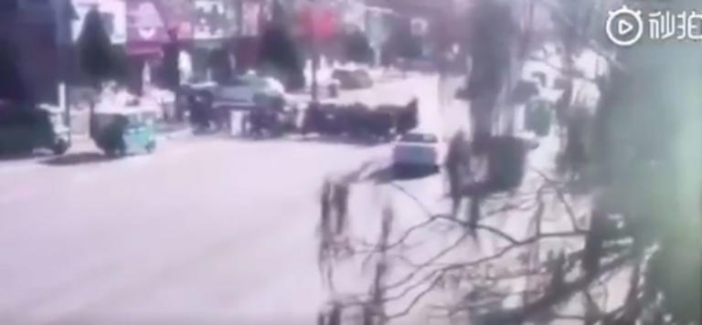 ΕΚΤΑΚΤΟ: Αυτοκίνητο έπεσε πάνω σε μαθητές στην Κίνα - ΒΙΝΤΕΟ ΝΤΟΚΟΥΜΕΝΤΟ