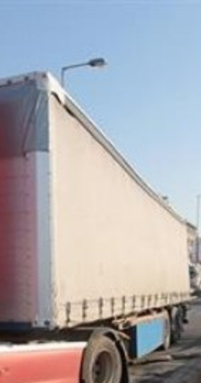 Απίστευτη πατέντα από οδηγό νταλίκας όταν του έσπασε το φλας - ΦΩΤΟ