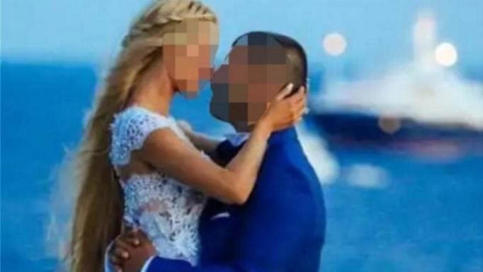 Κατέρρευσε η παίκτρια ριάλιτι μετά τη δολοφονία του συζύγου της στη Βούλα