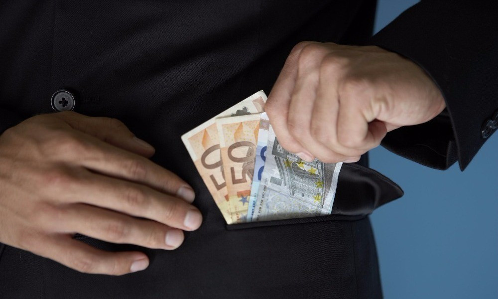 Δημοτικός υπάλληλος απολύθηκε επειδή έπαιρνε επί 9 χρόνια, τη σύνταξη της νεκρής μητέρας του