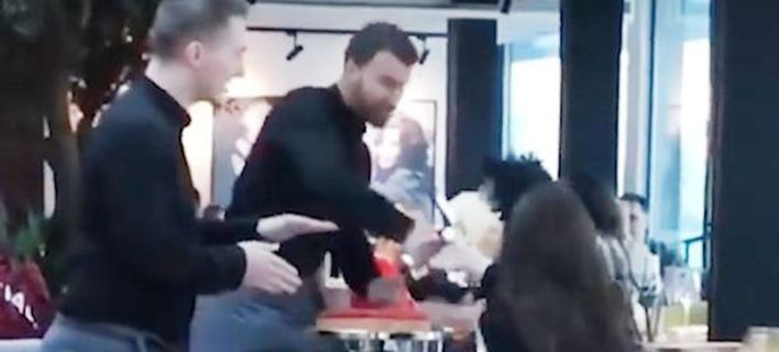 Σερβιτόρος φέρνει τούρτα καπέλο σε πελάτη! ΒΙΝΤΕΟ