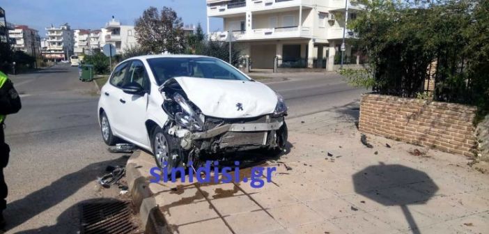 Αγρίνιο: Σφοδρή σύγκρουση αυτοκινήτων – Το ένα «προσγειώθηκε» στο πεζοδρόμιο - ΦΩΤΟ
