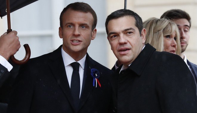 Την "Ειρήνη" του Αριστοφάνη δώρισε ο Τσίπρας στη Βιβλιοθήκη της Ειρήνης