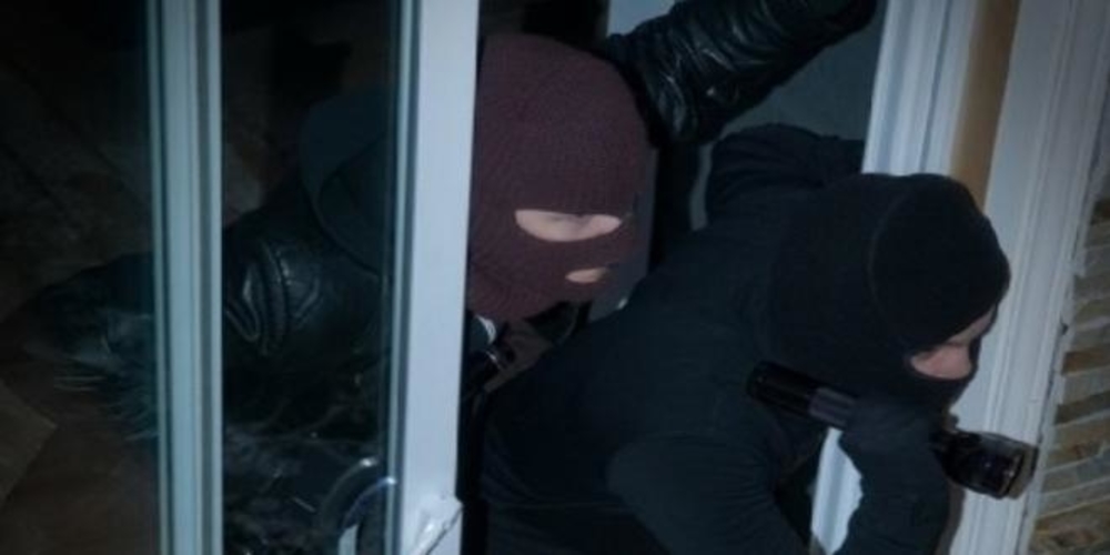 Κουκουλοφόροι με την απειλή μαχαιριού λήστεψαν ηλικιωμένη