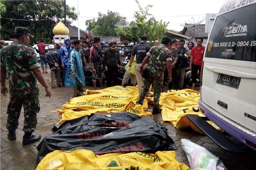 Τσουνάμι στην Ινδονησία: Εικόνες ολέθρου με 222 νεκρούς και εκατοντάδες τραυματίες και αγνοούμενους