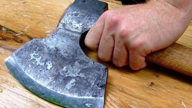 Χαμός σε καφενείο στις Βελιτσές Αχαϊας- Σήκωσε το τσεκούρι να τον χτυπήσει