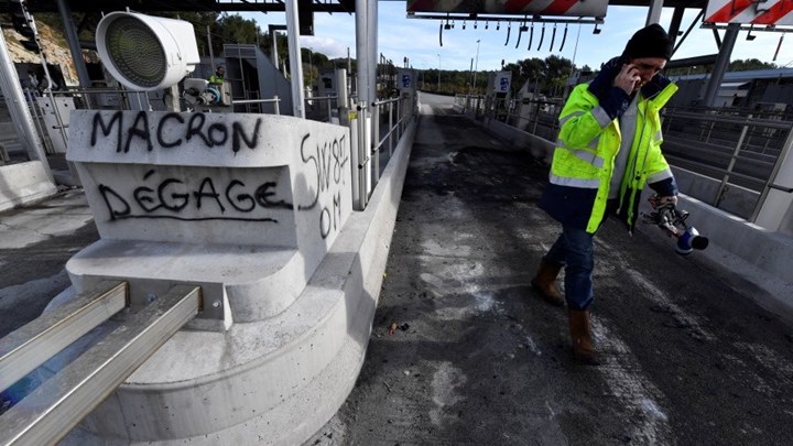 "Δεν πληρώνω" και στη Γαλλία - Τα "κίτρινα γιλέκα" καίνε τα διόδια