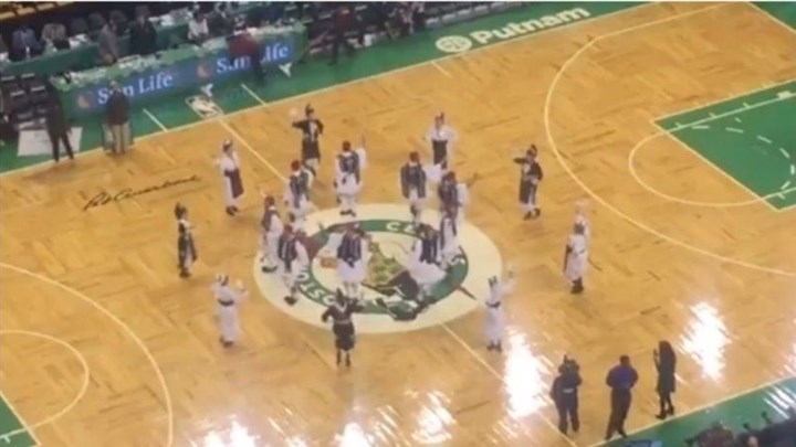 Με το "Μακεδονία ξακουστή" υποδέχτηκαν τον Γιάννη Αντετοκούνμπο οι ομογενείς στη Βοστώνη - ΒΙΝΤΕΟ