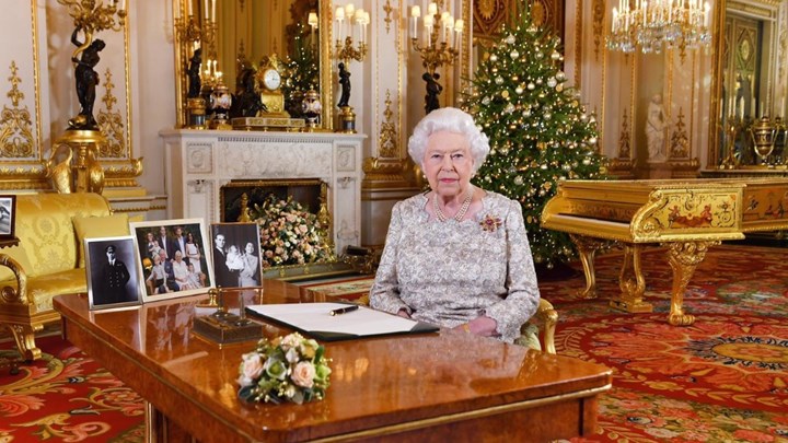 Το αστείο της βασίλισσας Ελισάβετ για τον πρίγκιπα Χάρι και την Μέγκαν Μαρκλ - ΒΙΝΤΕΟ