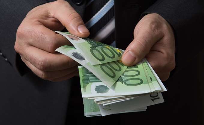 Σε στρώματα και σεντούκια έχουν ακόμη 32 δισ. ευρώ οι Έλληνες