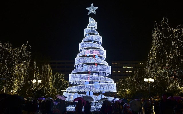 Φωταγωγήθηκε το χριστουγεννιάτικο δέντρο στο Σύνταγμα