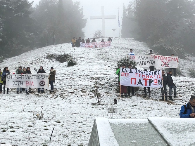 "Όχι άλλα ματωμένα Καλάβρυτα - Οι νέοι αντιδρούν στη βία" - Τα πανό των μαθητών πάνω στο χιονισμένο λόφο της σφαγής, που προκάλεσαν δάκρυα ... ΦΩΤΟ