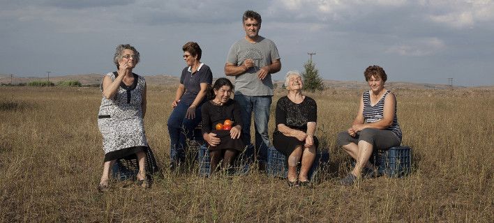 Γιαγιάδες καλλιεργούν βιολογικές ντομάτες, με Βάγκνερ