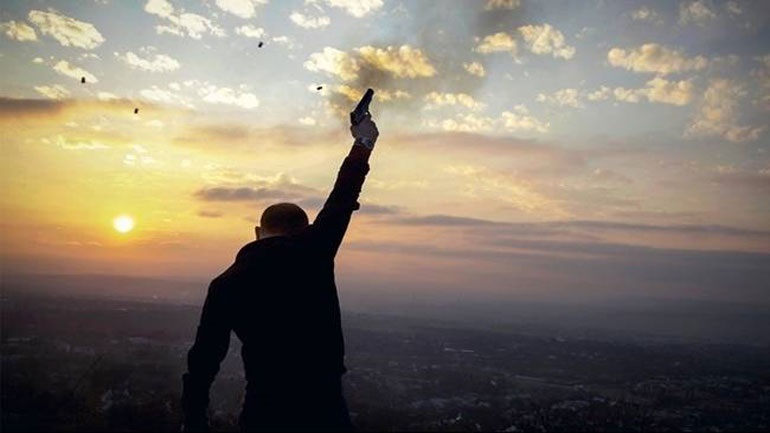 Απίστευτο συμβάν στο Ηράκλειο: Του καρφώθηκε "αδέσποτη" σφαίρα στον ώμο από τον... ουρανό