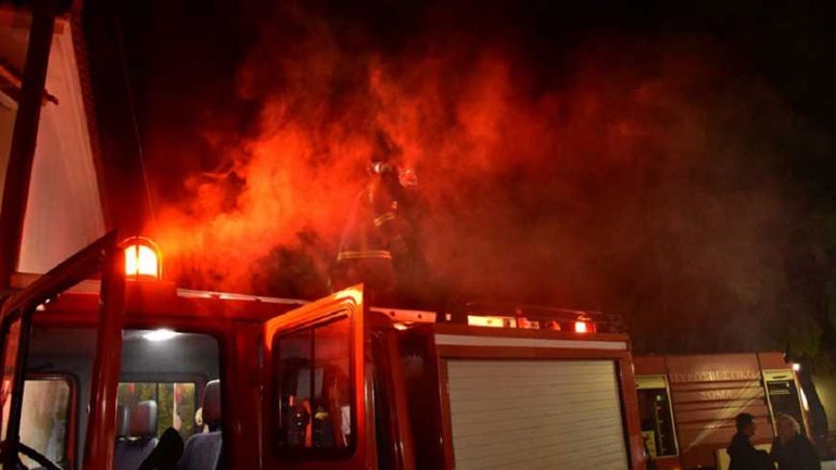 Ένας νεκρός στην κατάσβεση πυρκαγιάς σε εγκαταλελειμμένο κτήριο στον Κολωνό
