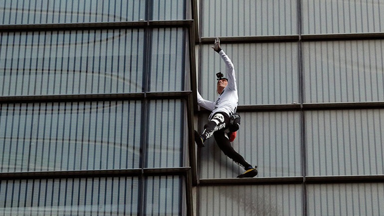 Φιλιππίνες: Συνελήφθη ξανά αφού σκαρφάλωσε σε ουρανοξύστη ο Γάλλος «σπάιντερμαν»