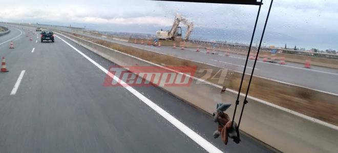 Καθίζηση στην Πατρών Κορίνθου - Σε ένα ρεύμα διεξάγεται η κυκλοφορία