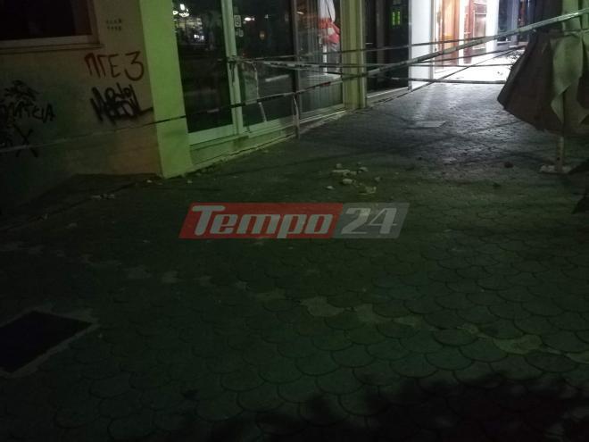 "Έβρεξε" σοβάδες από πολυκατοικία στην πλατεία Πυροσβεστείου στην Πάτρα- ΦΩΤΟ