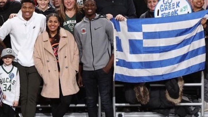 Αποθέωσαν τον Αντετοκούνμπο που τραγούδησε τον Εθνικό Ύμνο με τους Έλληνες ομογενείς - ΒΙΝΤΕΟ