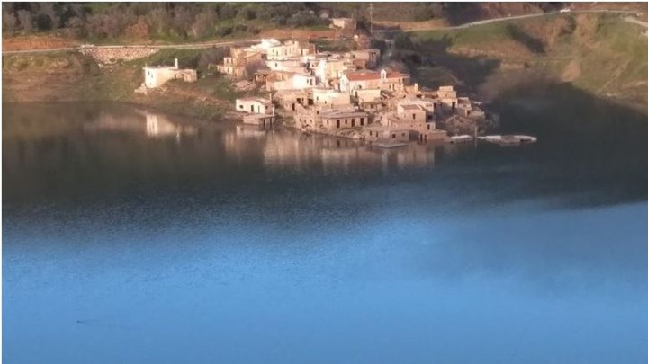 Το νερό "καταπίνει" χωριό στην Κρήτη