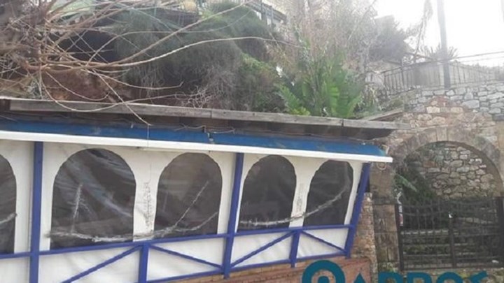 Μεγάλη κατολίσθηση στη Στούπα "σάρωσε" κατάστημα - ΦΩΤΟ