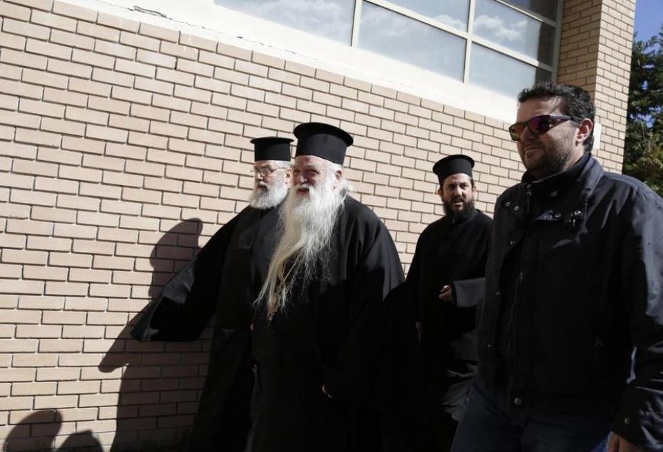 Αίγιο: Σήμερα η δίκη Αμβρόσιου για τις δηλώσεις κατά ομοφυλόφιλων - Συγκέντρωση έξω από τα Δικαστήρια από την κοινότητα ΛΟΑΤΚΙ