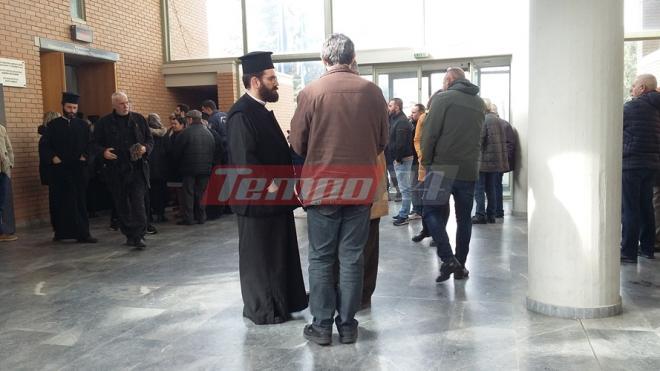 Αίγιο: Σε εξέλιξη η δίκη Αμβρόσιου για τις δηλώσεις κατά ομοφυλόφιλων - Συγκέντρωση μελών της ΛΟΑΤΚΙ κοινότητας στα δικαστήρια - Ισχυρή η δύναμη της ΕΛ.ΑΣ - ΦΩΤΟ