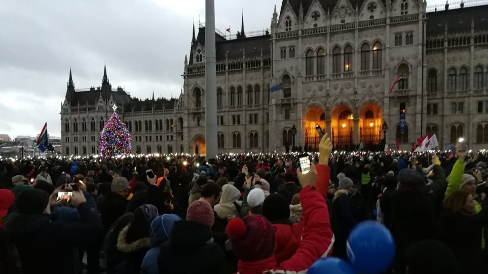 Βουδαπέστη: Τουλάχιστον 10.000 διαδηλωτές στους δρόμους κατά της κυβέρνησης Όρμπαν
