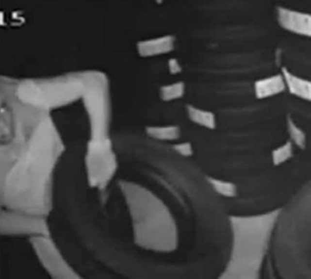 Πάτρα: Διέρρηξαν συνεργείο του ΕΚΑΒ και έκλεψαν ελαστικά