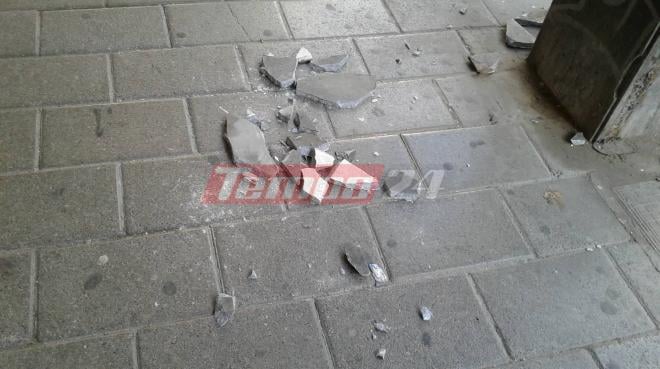 Πάτρα: Ξεκόλλησαν μάρμαρα και έπεσαν στο πεζοδρόμιο - Από θαύμα δεν τραυματίστηκαν περαστικοί! Ευτυχώς, ήταν κλειστά τα καταστήματα - ΦΩΤΟ