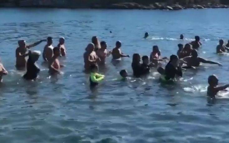 Η οικογένεια Σπανούλη βούτηξε για τον Σταυρό - ΒΙΝΤΕΟ