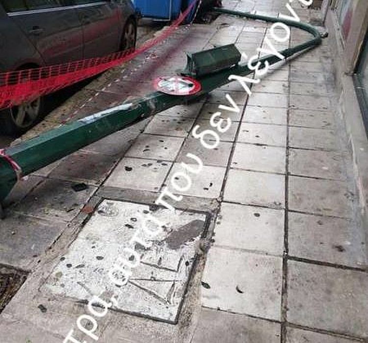 Στύλος φωτεινού σηματοδότη σωριάστηκε στο πεζοδρόμιο στην Πάτρα- Βρίσκεται έτσι για δύο μέρες