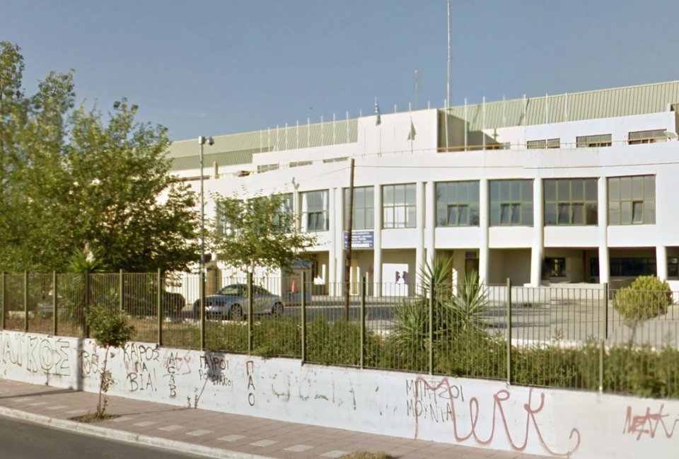 Πάτρα: Έπεσε σίδερο, λόγω του αέρα στο "Πεπανός"!