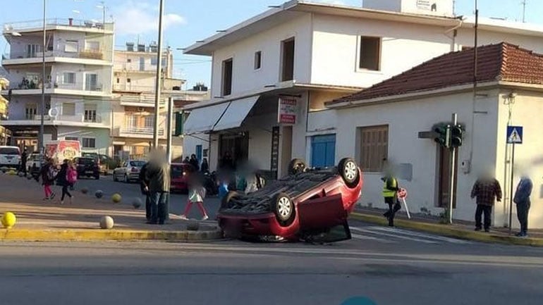 Αναποδογύρισε Ι.Χ. μπροστά από δημοτικό σχολείο της Καλαμάτας