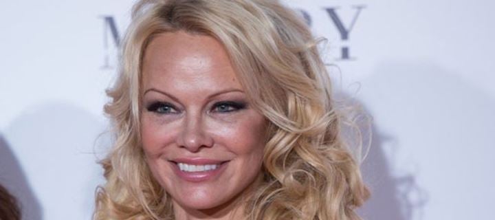 Σε ποια εκπομπή Έλληνα παρουσιαστή θα βρεθεί καλεσμένη η Pamela Anderson;