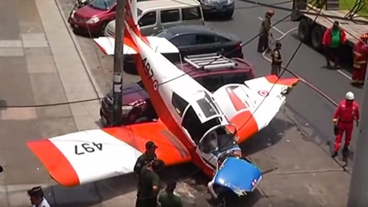 Αεροπλάνο προσγειώθηκε πάνω σε... ΙΧ - ΒΙΝΤΕΟ