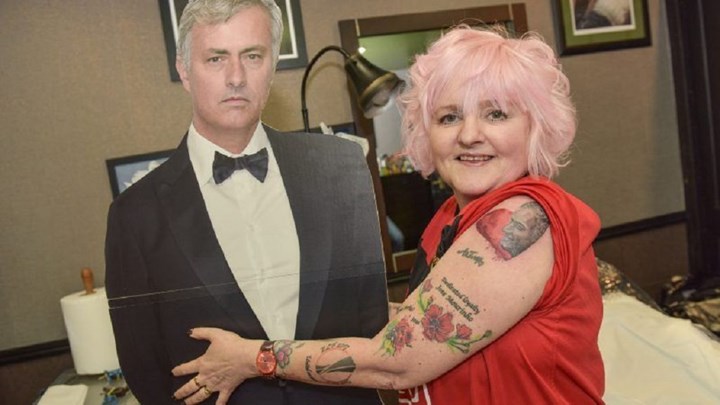 Eρωτοχτυπημένη 60χρονη κάνει τατουάζ τον Μουρίνιο για την ημέρα των ερωτευμένων