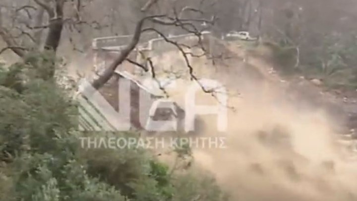 Συγκλονιστικό βίντεο: Η στιγμή που καταρρέει η ιστορική γέφυρα του Κερίτη στα Χανιά