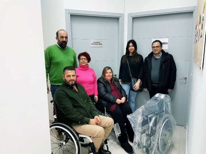 Παράδοση αναπηρικού αμαξιδίου από το ΣΚΕΑΝΑ