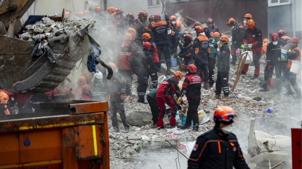 Τουρκία: Τρεις συλλήψεις μετά την κατάρρευση πολυκατοικίας που στοίχισε τη ζωή σε 21 ανθρώπους