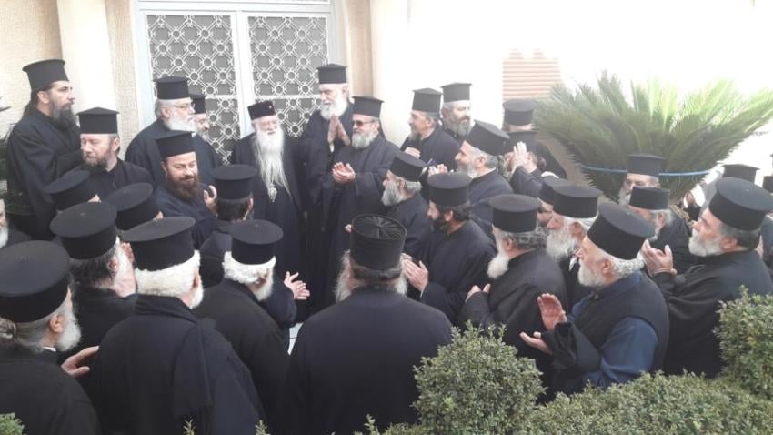 Αιγιάλεια: Ιερείς προς Αμβρόσιο: "Μην παραιτηθείτε, σας έχουμε ανάγκη αυτές τις δύσκολες ώρες"