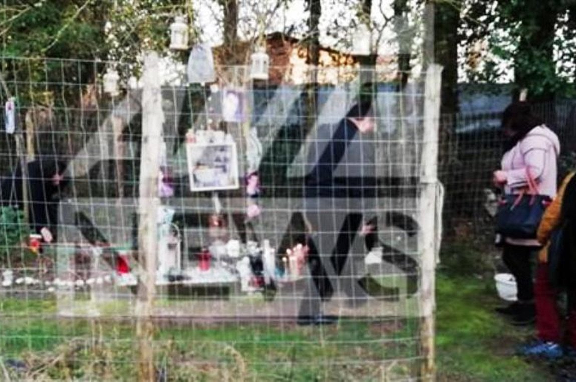 Τρισάγιο από τους γονείς του Βαγγέλη Γιακουμάκη στο σημείο όπου βρέθηκε νεκρός