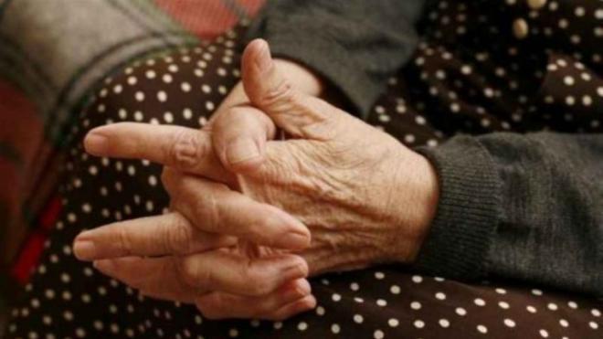 Ακινητοποίησαν υπερήλικη στην αυλή του σπιτιού της και τη λήστεψαν