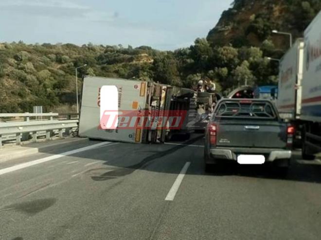 Ανατροπή νταλίκας στην Περιμετρική Πατρών - Διερχόμενοι απεγκλώβισαν τον οδηγό - ΦΩΤΟ