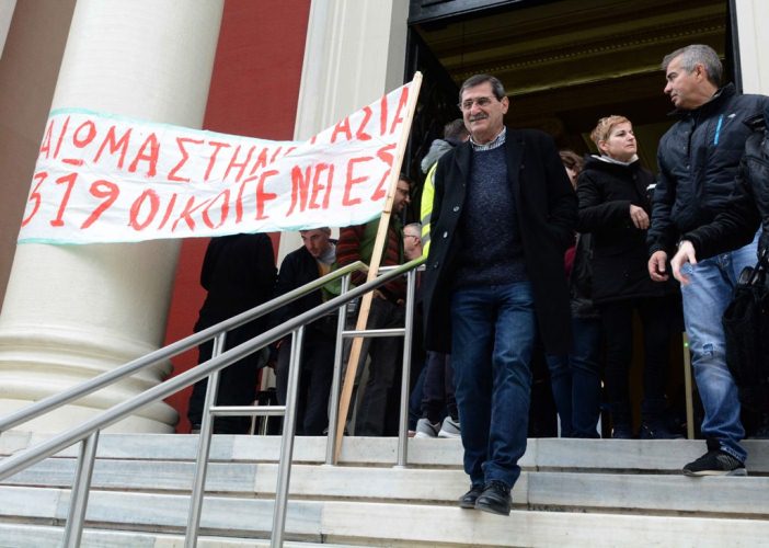 Δίπλα στους συμβασιούχους ο δήμαρχος Πατρέων