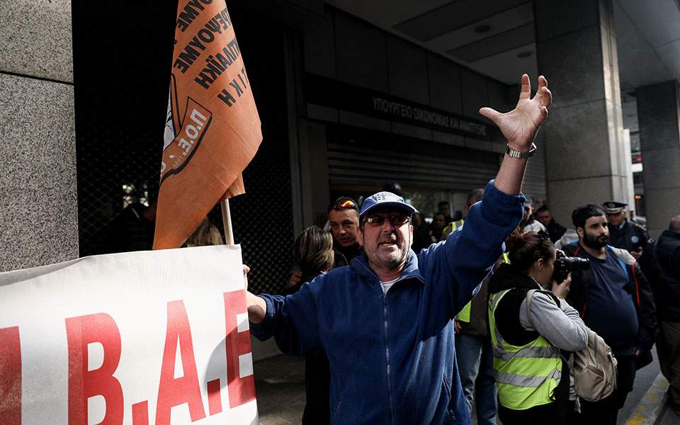 "Ντου" της ΠΟΕ-ΟΤΑ στο υπουργείο Οικονομικών