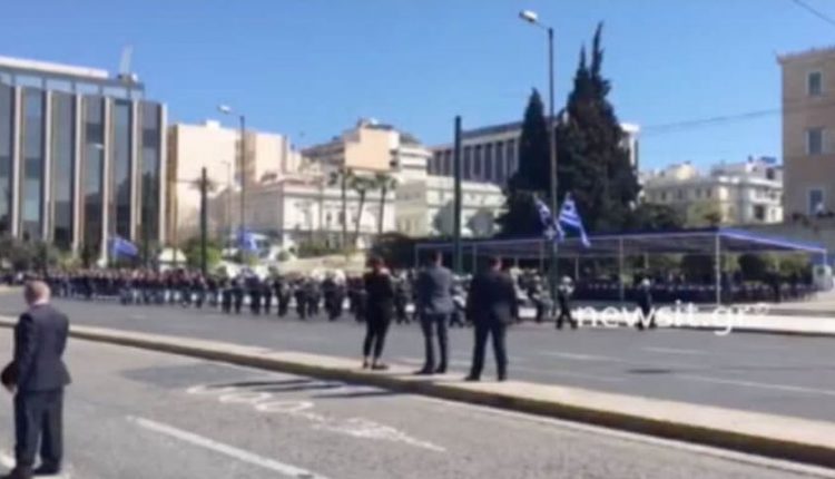 Με το "Μακεδονία ξακουστή" στο Σύνταγμα η μπάντα του Πολεμικού Ναυτικού - ΒΙΝΤΕΟ