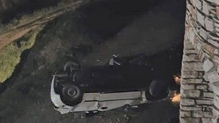 Αυτοκίνητο έπεσε σε γκρεμό