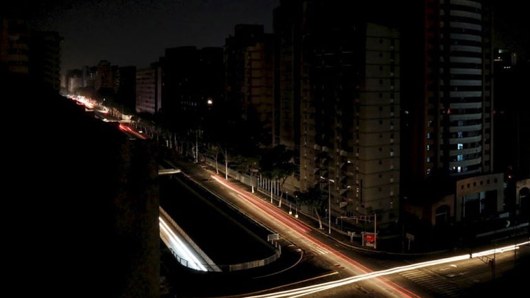 Βενεζουέλα: Στο σκοτάδι παραμένει η χώρα - Σε διαδηλώσεις καλεί ο Γκουαϊδό το Σάββατο