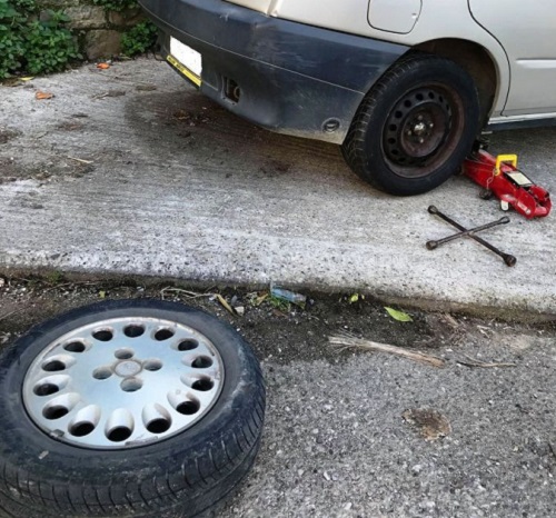 Πάτρα: Αυτοκίνητο έκανε αναστροφή και χτύπησε δικυκλιστή - Στο νοσοκομείο το θύμα με σοβαρά τραύματα στο πόδι - ΦΩΤΟ